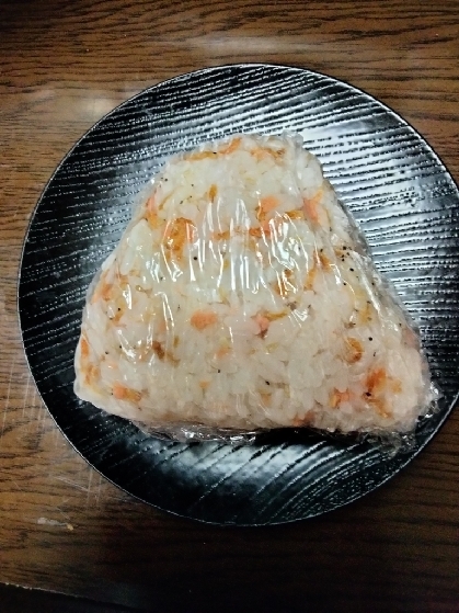 鮭フレークとあみえびとごまのおにぎり