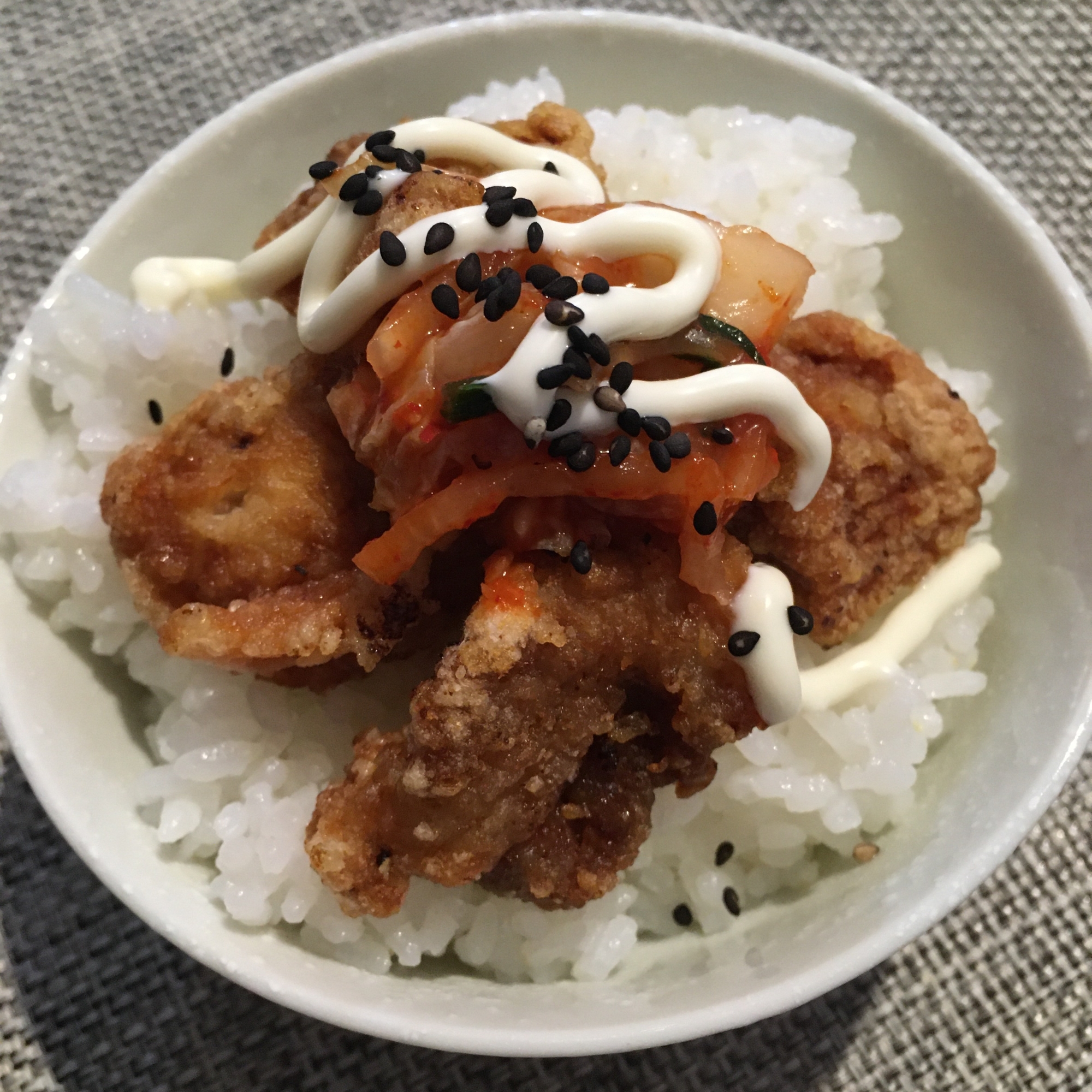 唐揚げのマヨキムチ丼