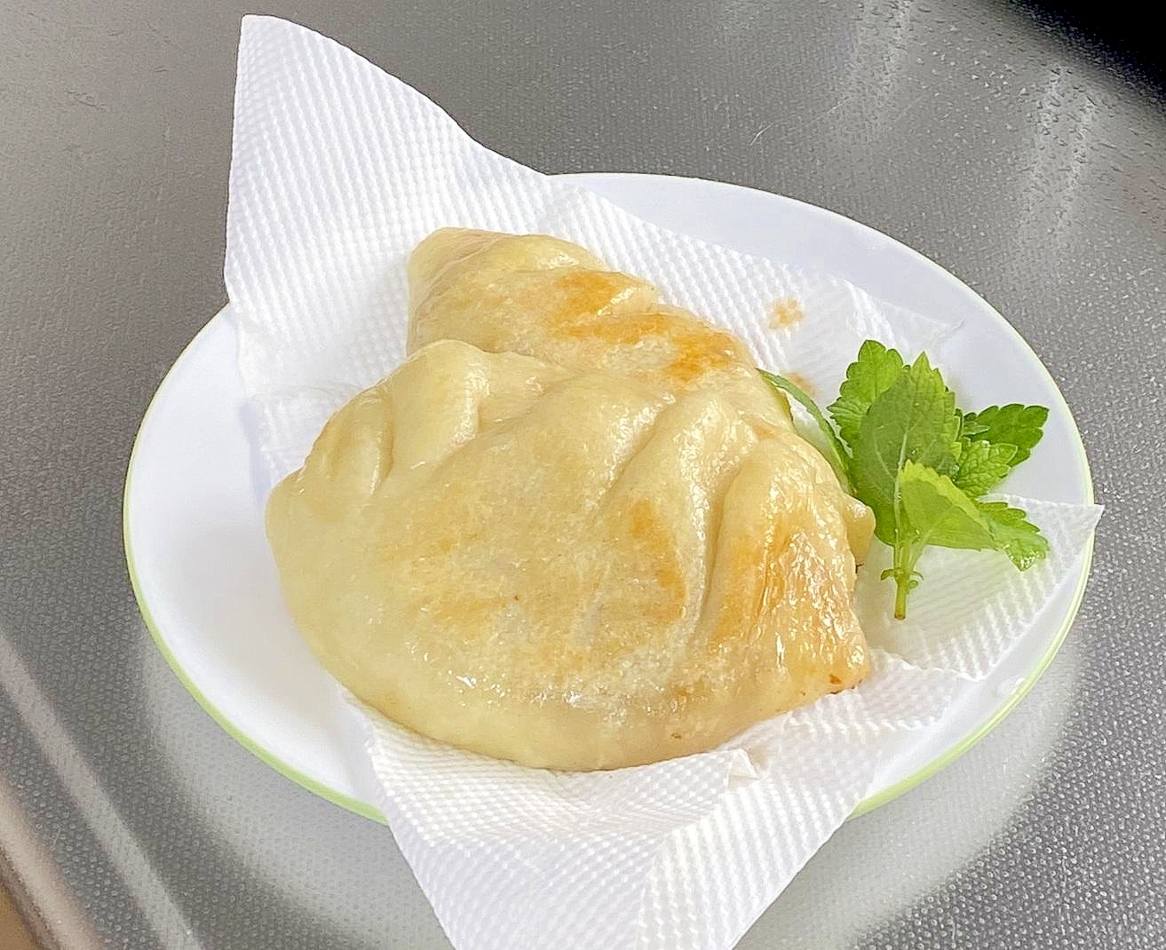 残ったミートソースで、揚げないピロシキ