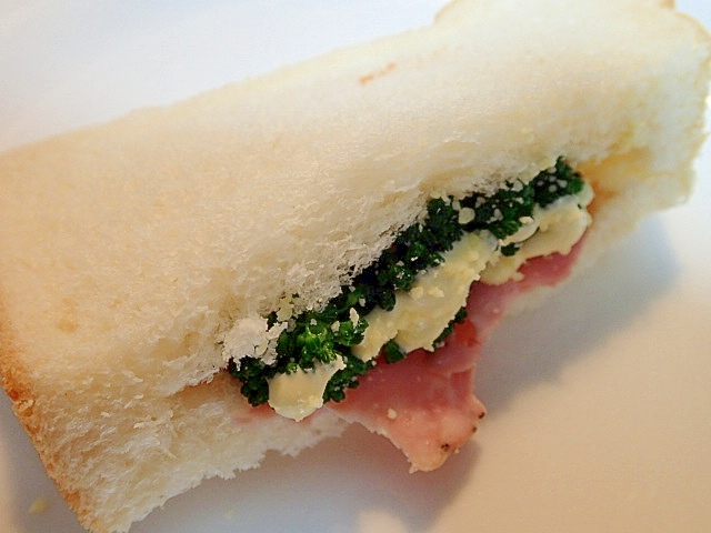 ペッパーポークハムとブロッコリーのポケットサンド