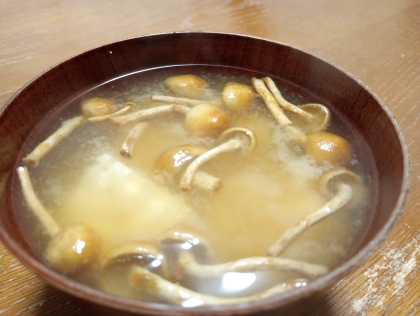 量たっぷり❤王道の豆腐&なめこ味噌汁♪（茗荷など）