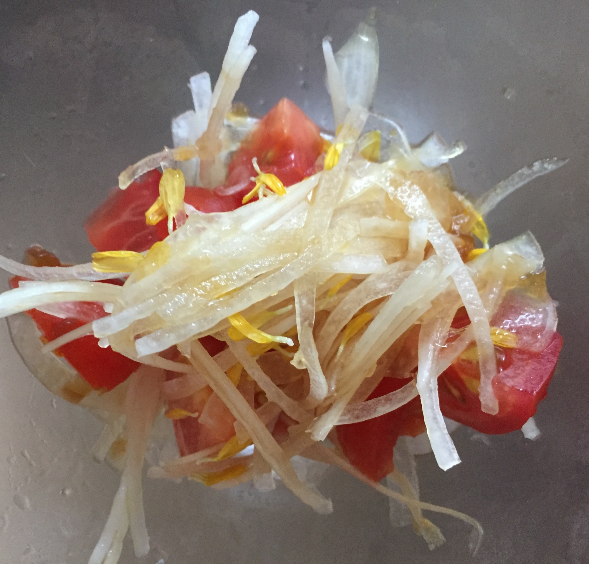 玉ねぎとトマト、食用菊のマリネ