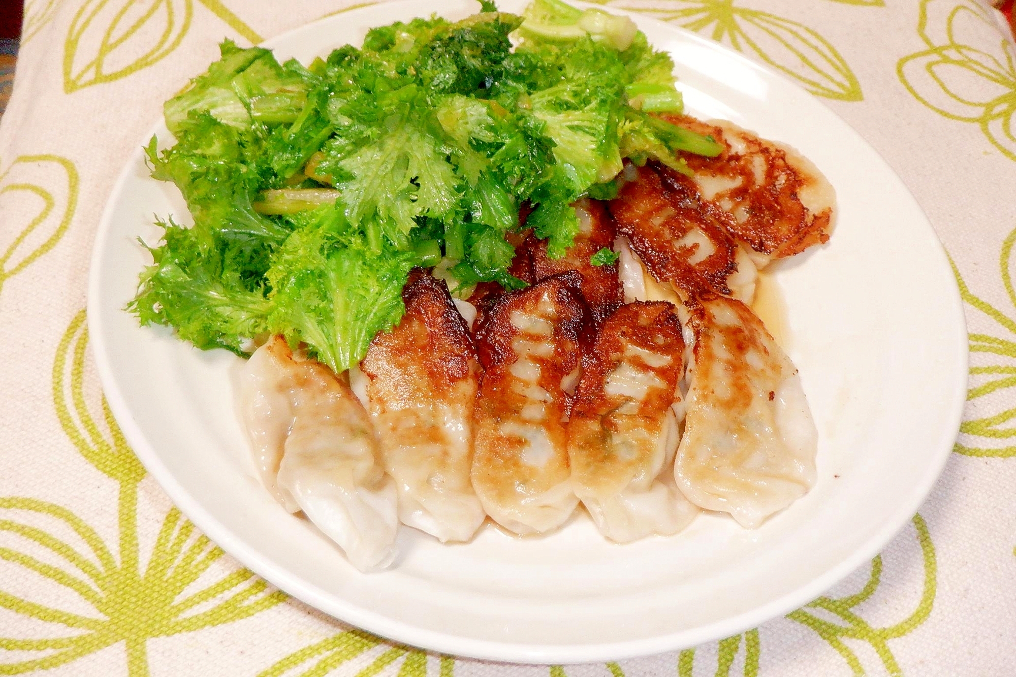 焼き餃子と愛彩菜炒め レシピ 作り方 By ひーじゃーまん 楽天レシピ