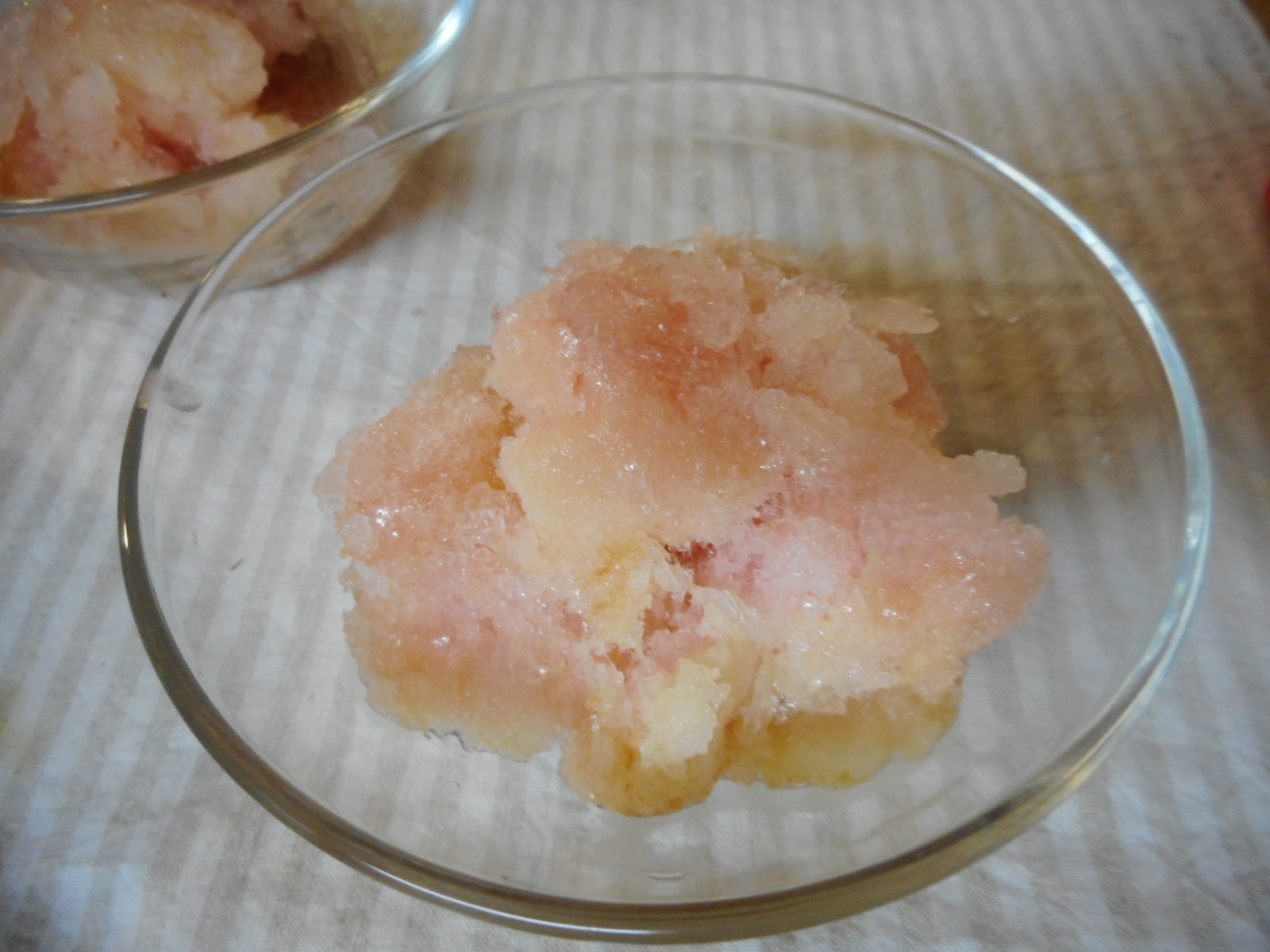 ガラスの皿に盛られた桃のシャーベット