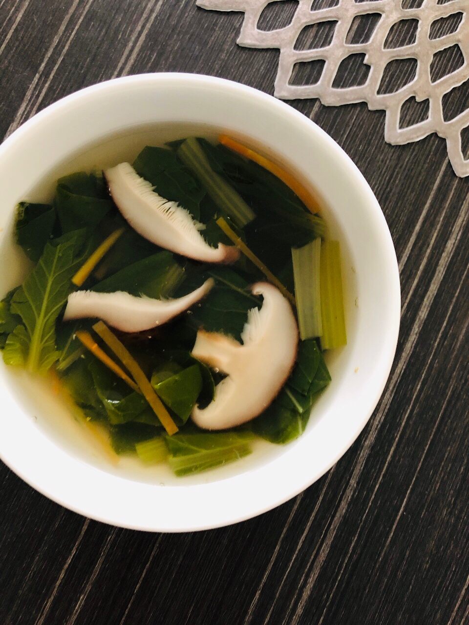 干し椎茸の旨味◎小松菜と人参の中華スープ