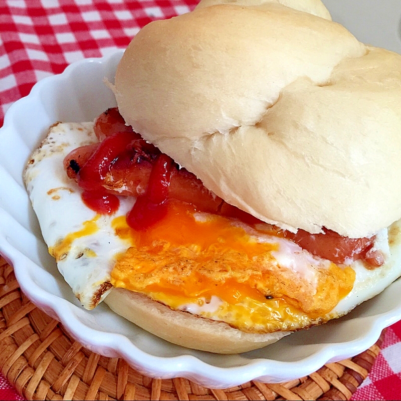 目玉焼きとウインナーのハンバーガー☆