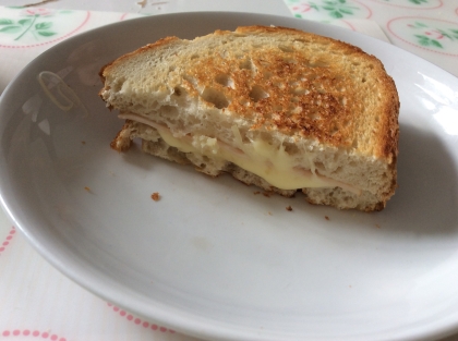 フライパンで簡単ハム、チーズのホットサンド