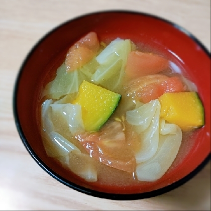 かぼちゃとトマトとキャベツの味噌汁