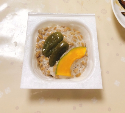 ししとうとかぼちゃで作りました✧˖°身体に良い納豆ですね ⇡⇡(⸝⸝> ᢦ <⸝⸝)ˎˊ˗