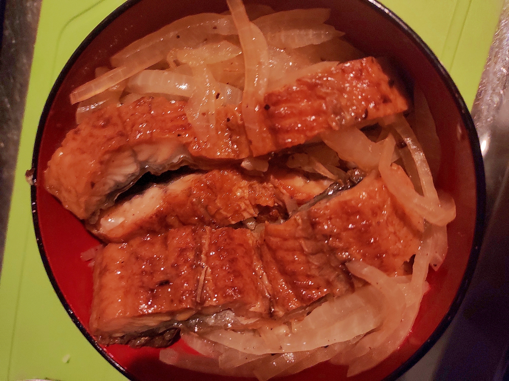 安いうなぎもやわらかくなる　うなぎと玉ねぎの丼