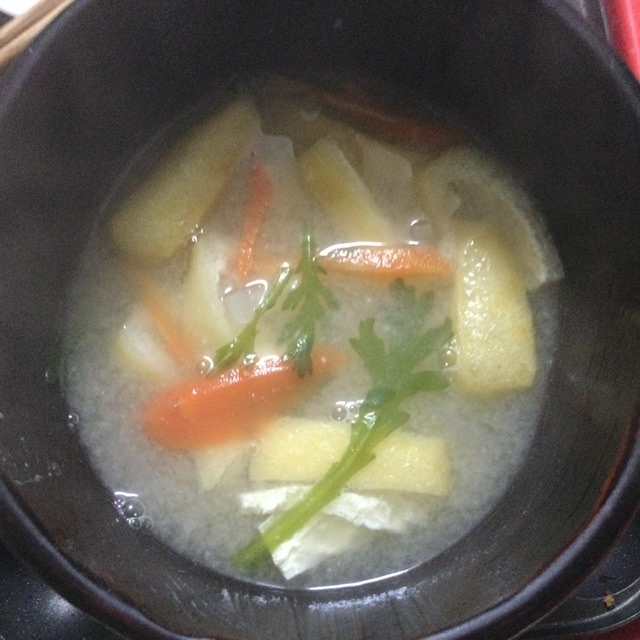 春菊の間引き菜とにんじんの味噌汁