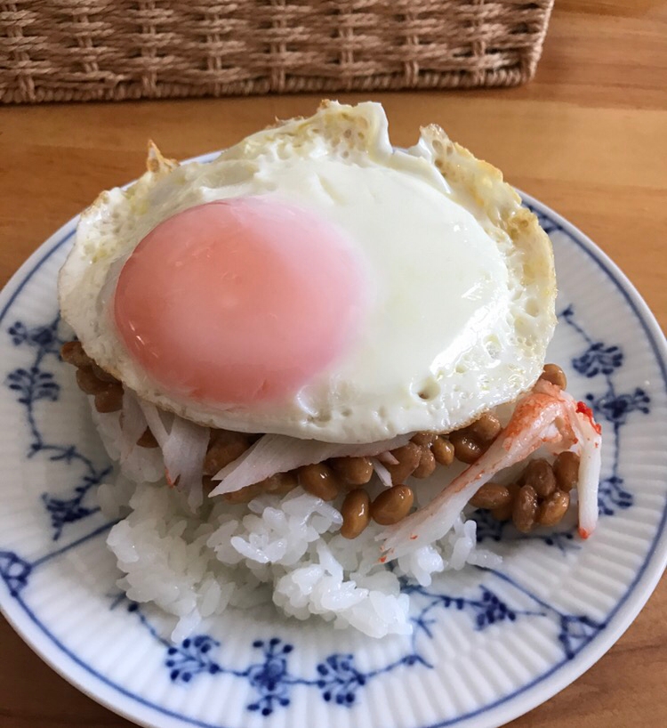 目玉焼きのせカニカマ納豆ごはん