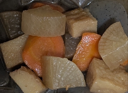 さつま揚げと人参と大根の煮物