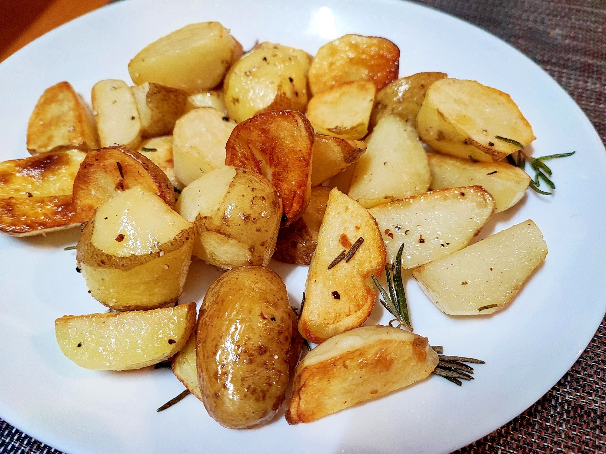 新じゃがとローズマリーのカリカリ焼き