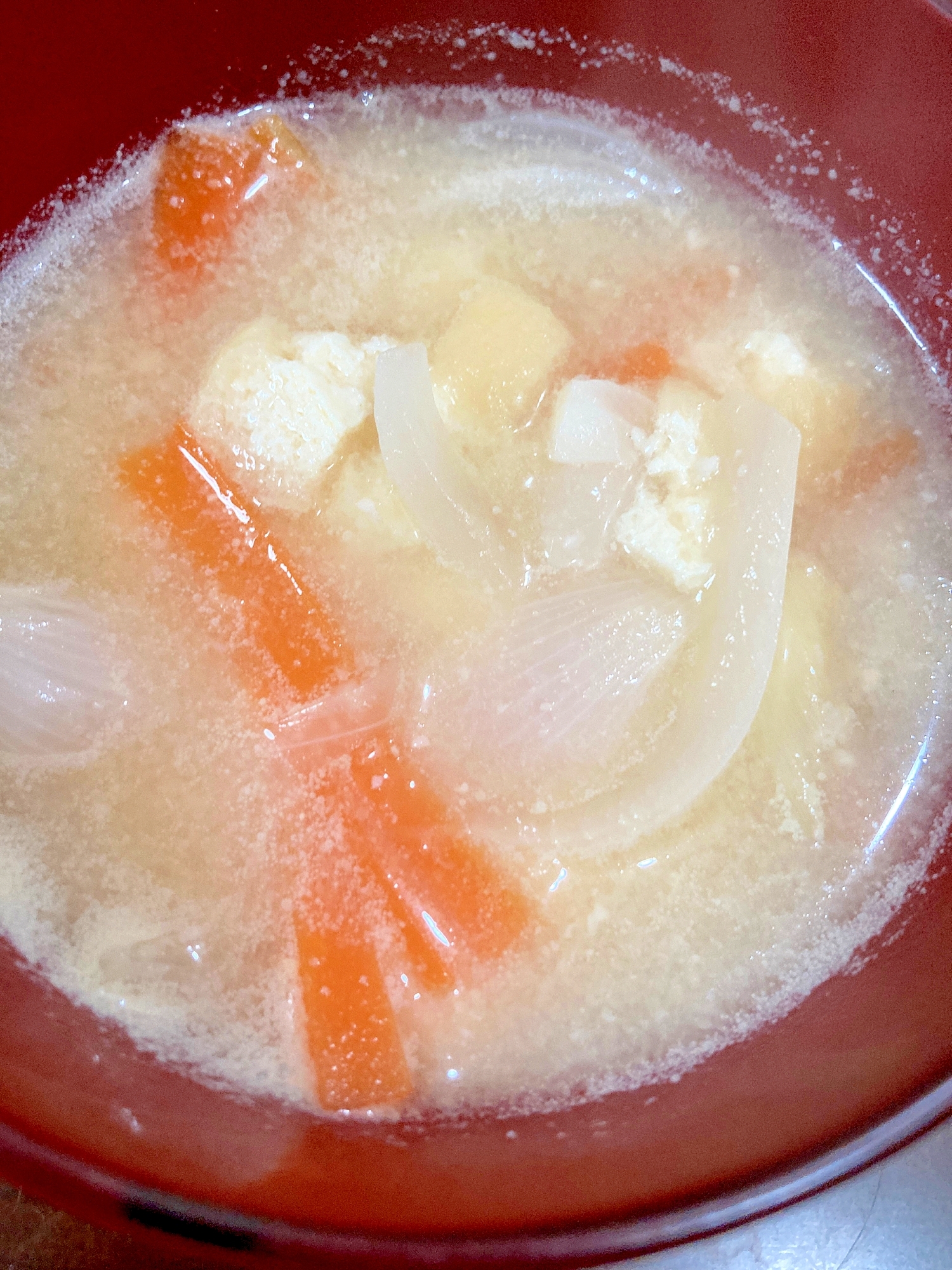 新玉ねぎ、人参、油揚げで作る味噌汁