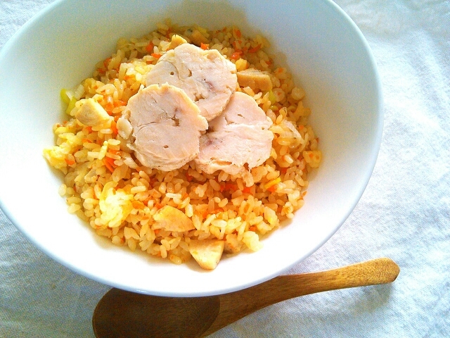 味付け簡単♪鶏ハムにんじんチャーハン♡