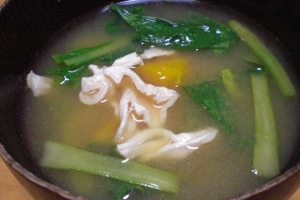 今日のお汁！「鶏ムネ肉とかぼちゃ、小松菜の味噌汁」