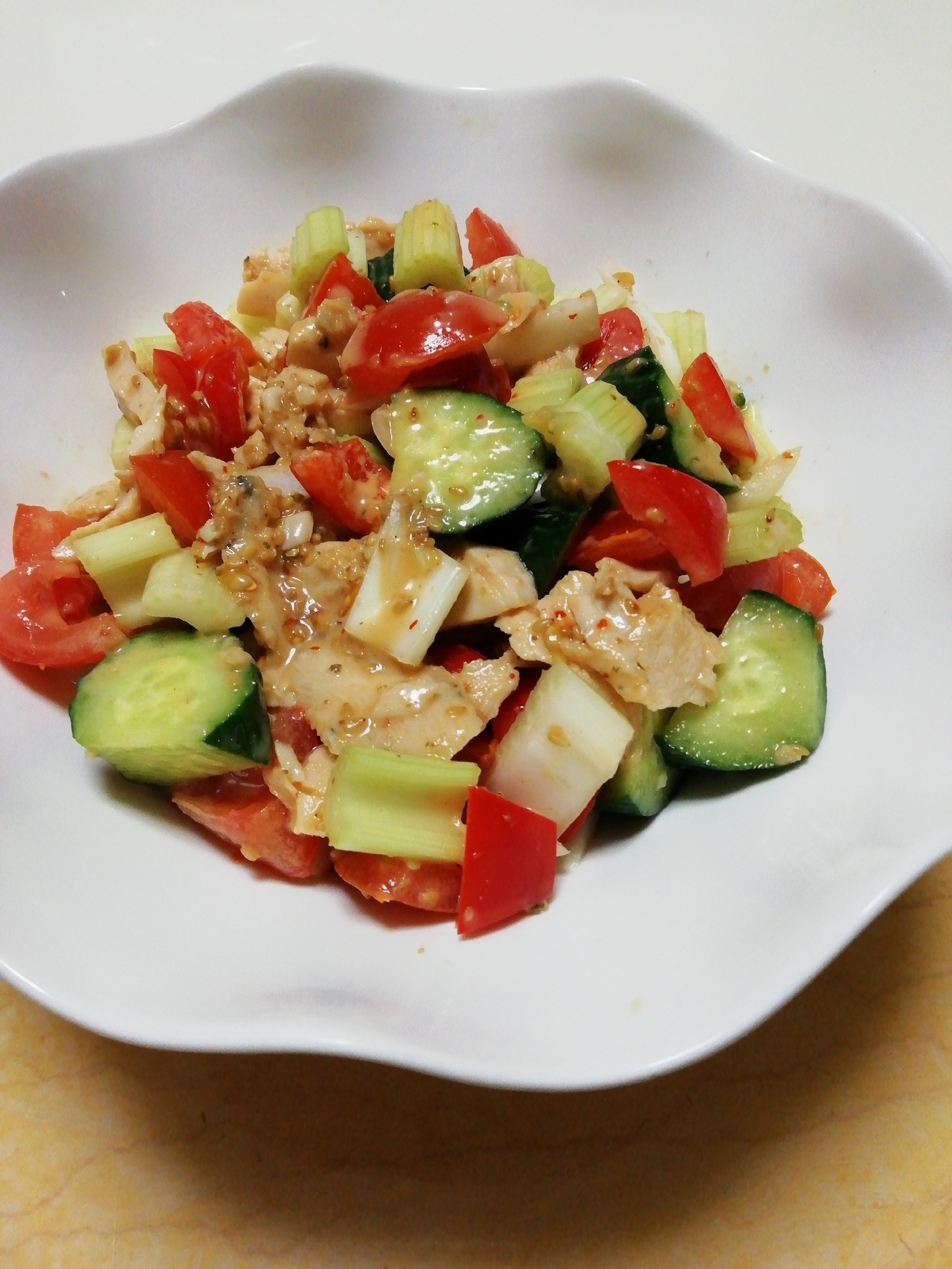 サラダチキン切落しと野菜の深煎りごまサラダ