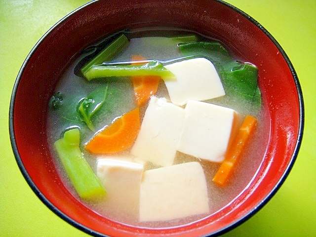 豆腐とつるむらさき人参の味噌汁