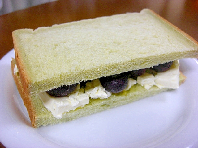 ブルーベリーとクリームチーズのサンドイッチ
