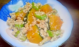 あっさり味!かぼちゃ&枝豆&鳥ひき肉の煮物