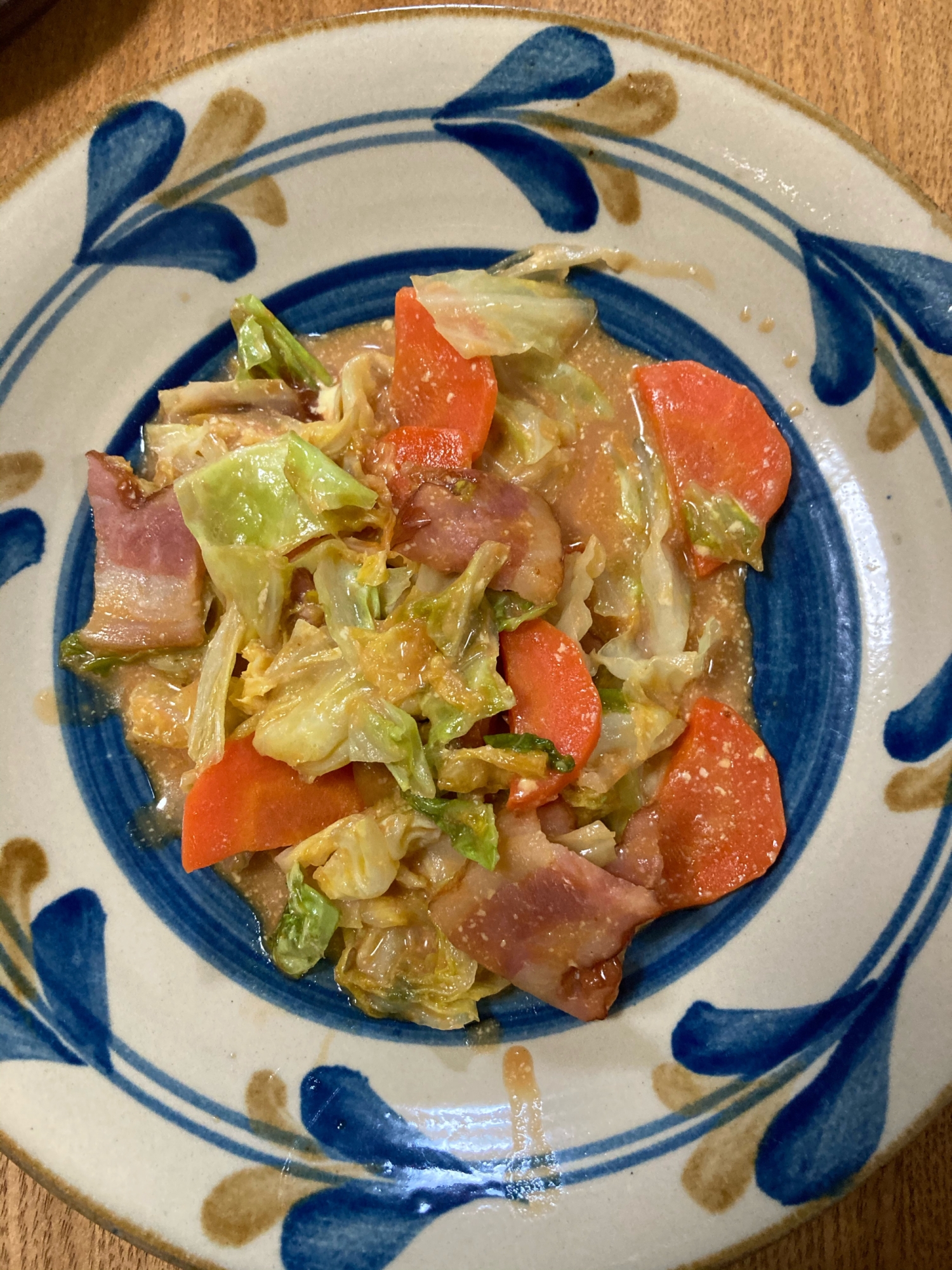 キャベツとベーコンのオーロラソース炒め