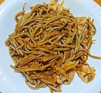 豚肉と玉ねぎで炒め蕎麦（カレー風味）