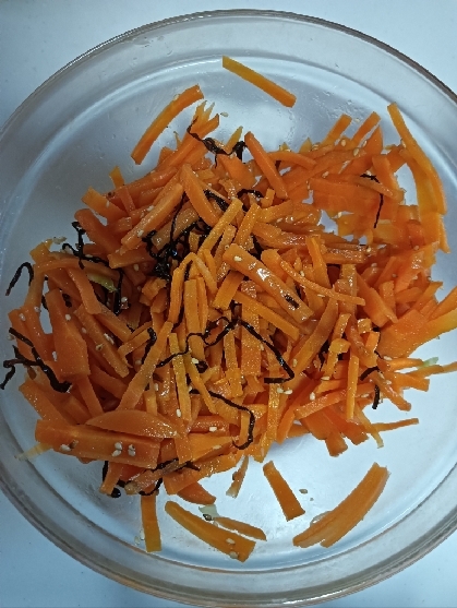やみつき♡にんじんときゅうりのにんにく塩昆布和え