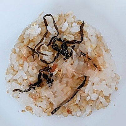 雑穀ごはんおにぎり 塩昆布おかか白ごま