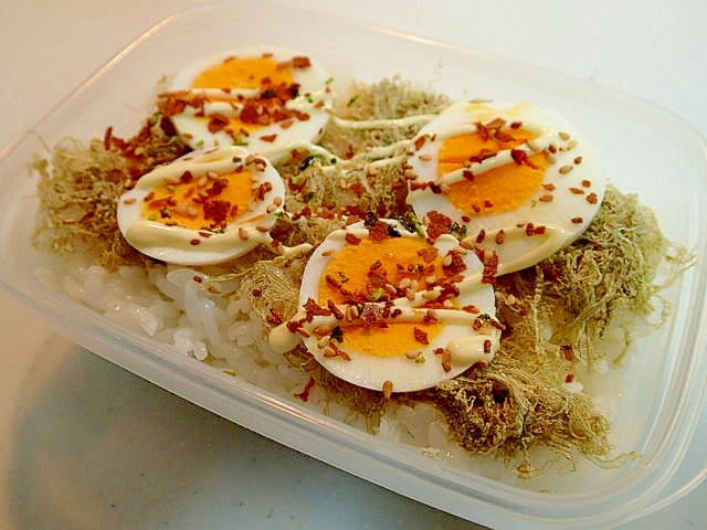 お弁当　かつおふりかけマヨｄｅとろろとゆで卵のご飯