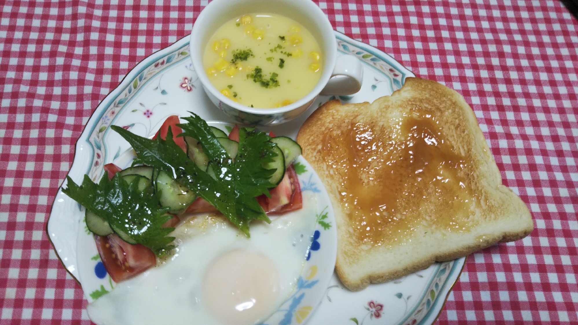 目玉焼きと大葉トマトサラダとコーンスープとトースト