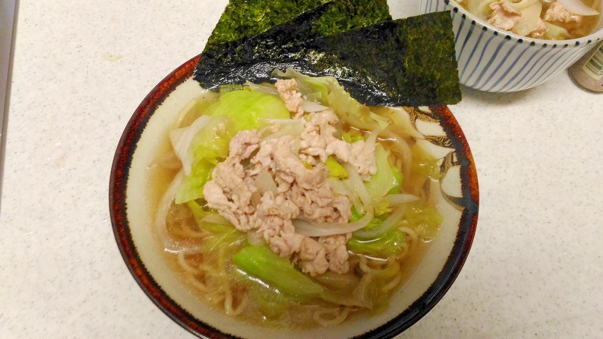 レタスと炒め玉葱の醤油ラーメン