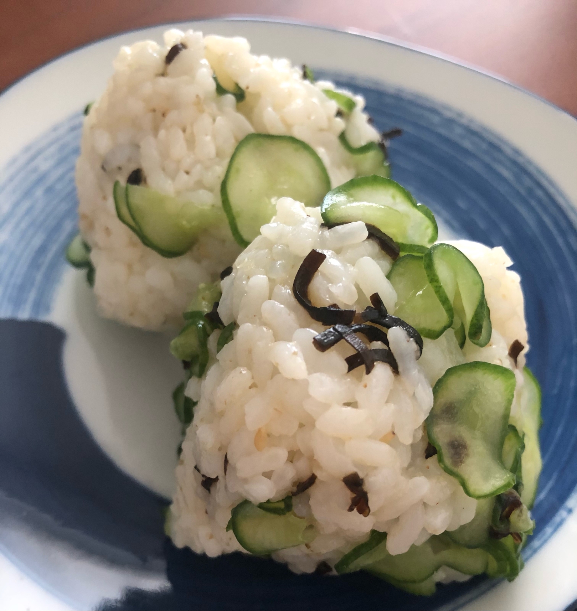 さっぱり美味しい⭐きゅうりと塩昆布のおにぎり