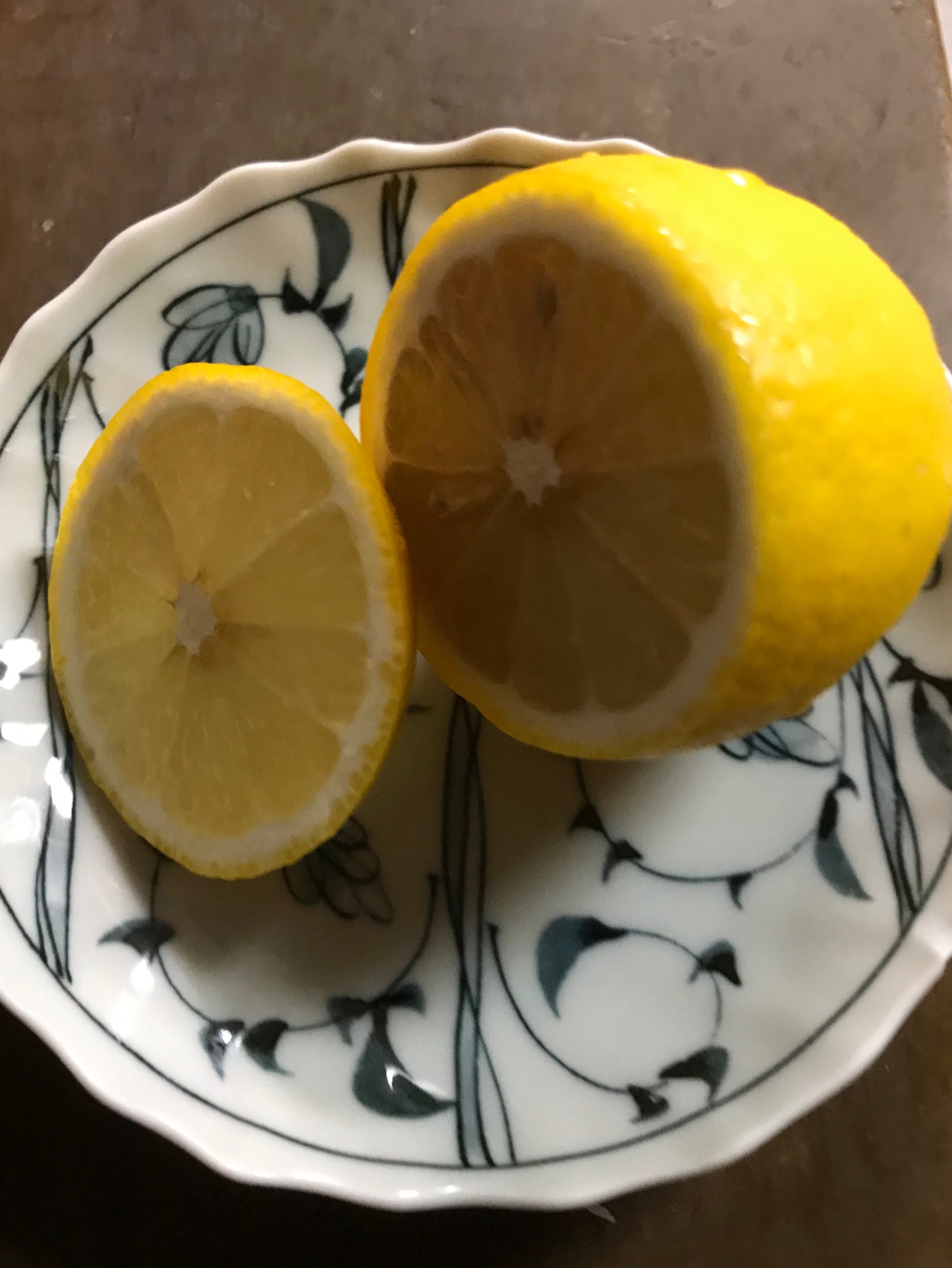 手が汚れない輪切りのレモンの絞り方