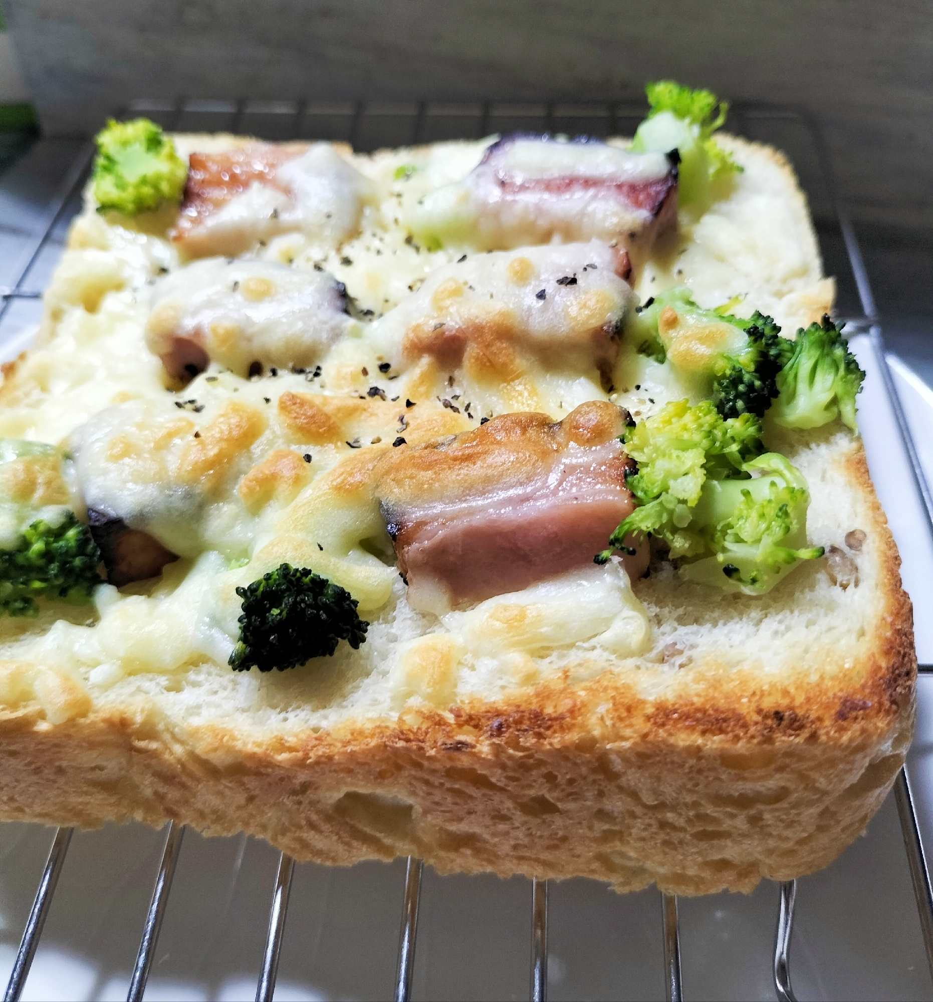 食べごたえ抜群❣直火焼きベーコンのチーズトースト