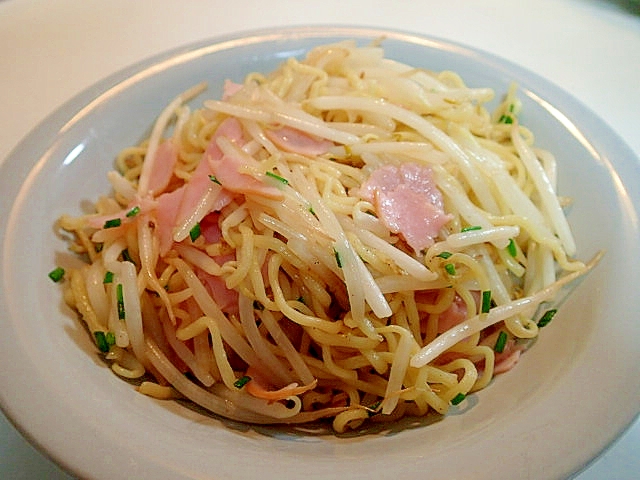 コンソメで　ハムともやしの焼きそば