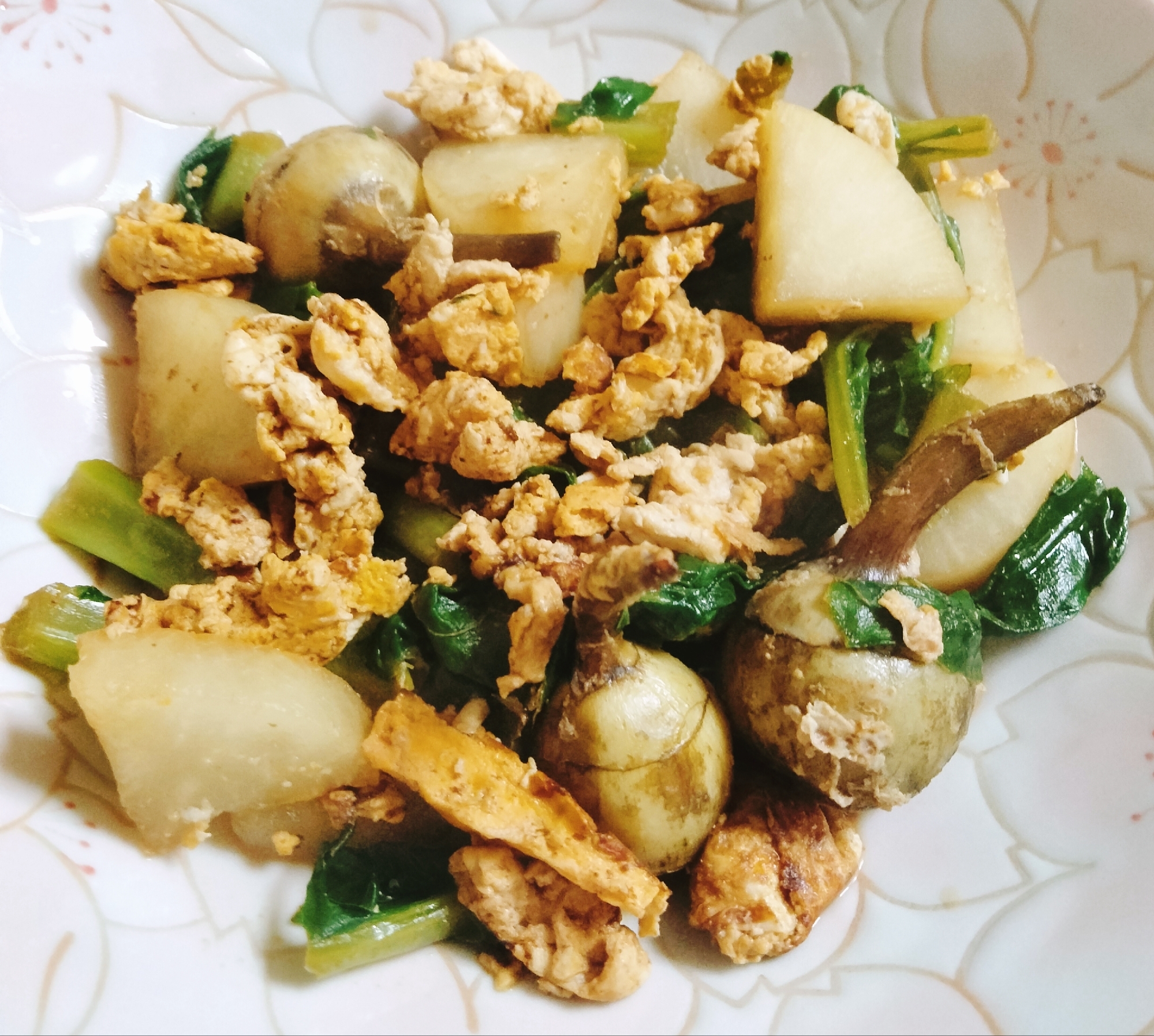 玉子と大根と大根葉とクワイのウェイパー醤油炒め