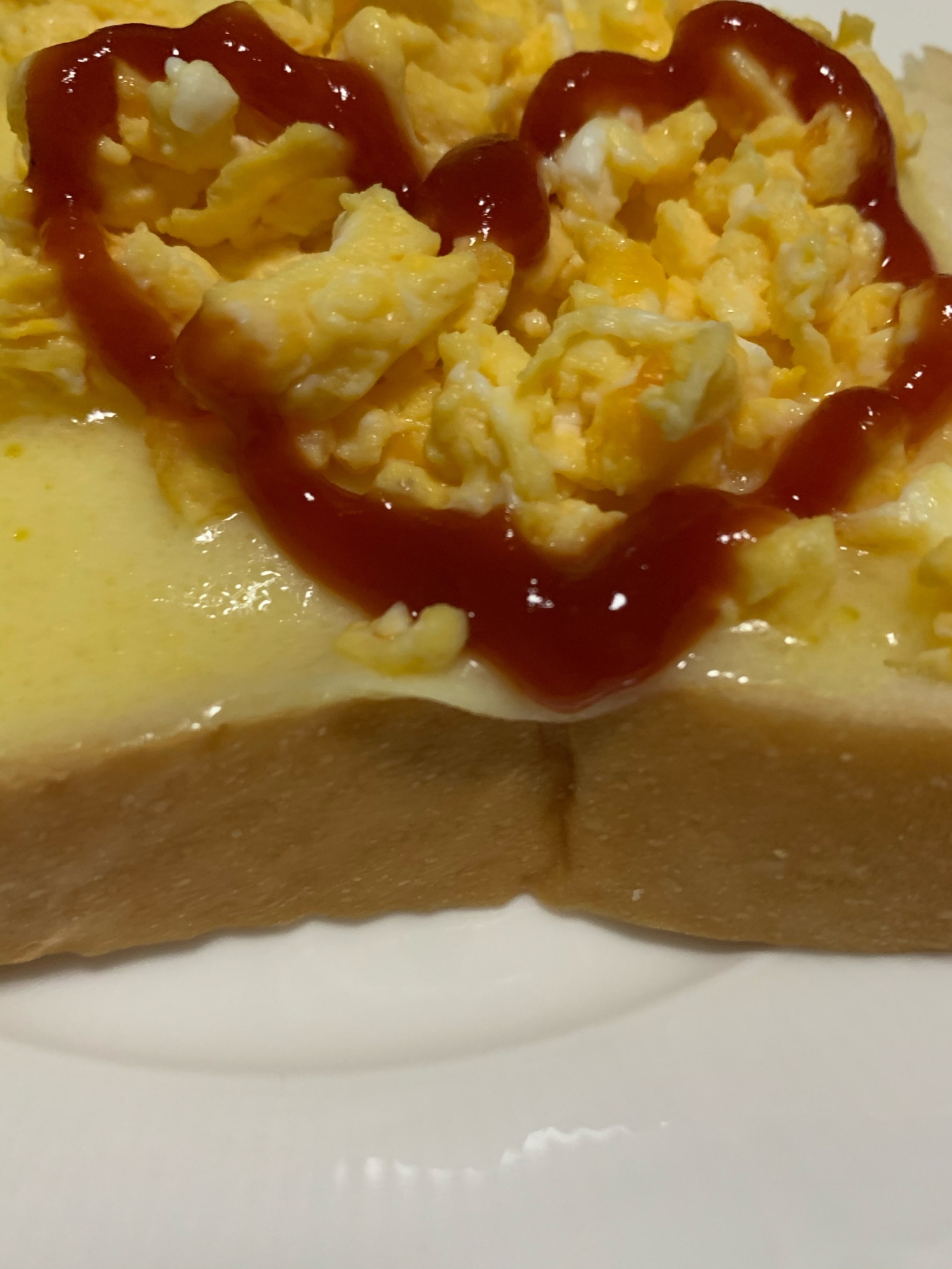 スクランブルエッグのせ、チーズトースト(*^^*)