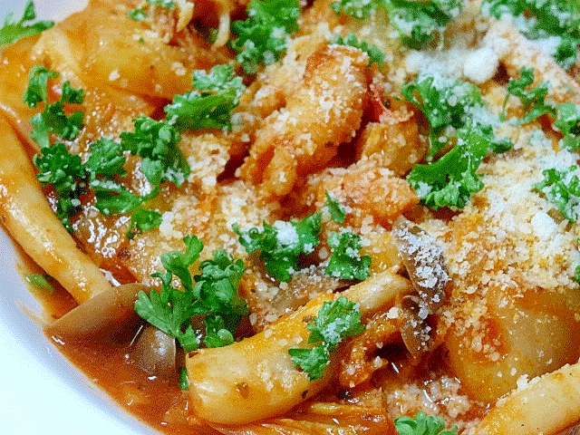 白い皿に盛り付けられた伊勢海老のアメリケーヌソース煮込み