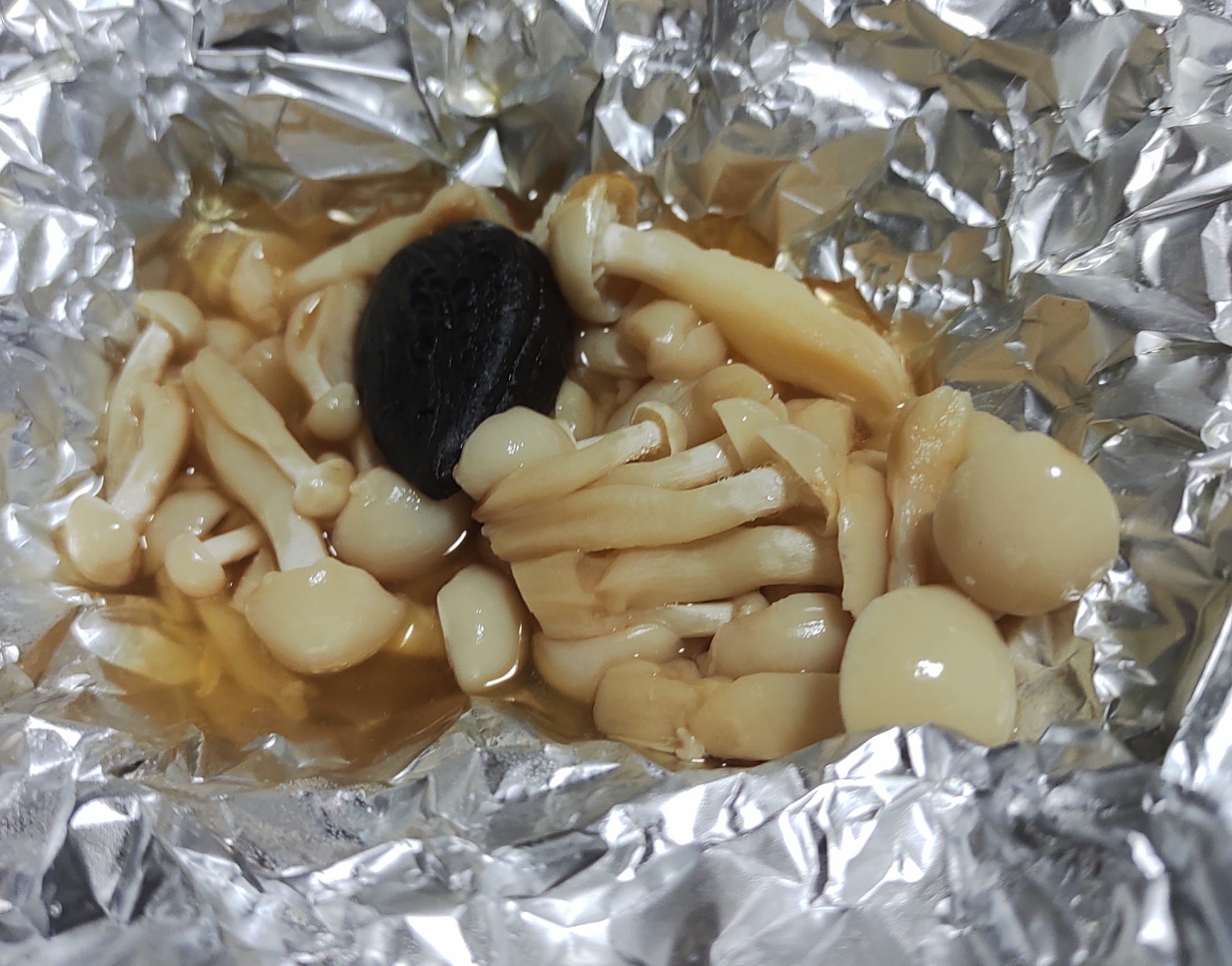 ホイルをあけた、ぶなしめじと黒にんにくのホイル焼き