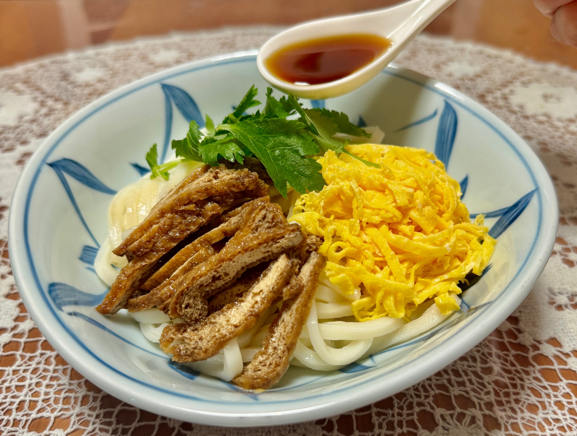 さっぱりと！いなりあげと三つ葉と…の☆冷やしうどん