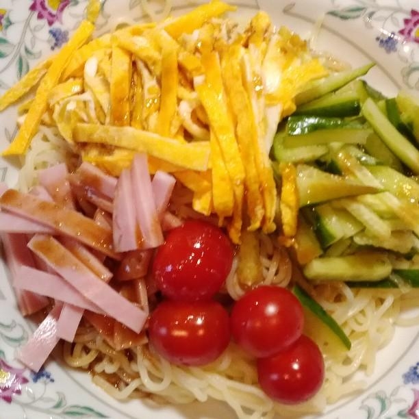 プチトマトが可愛い☆冷麺