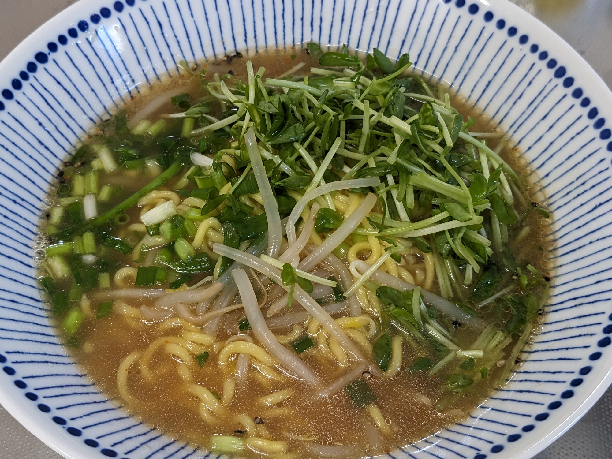 豆苗・もやし・小ねぎの緑たくさん味噌ラーメン