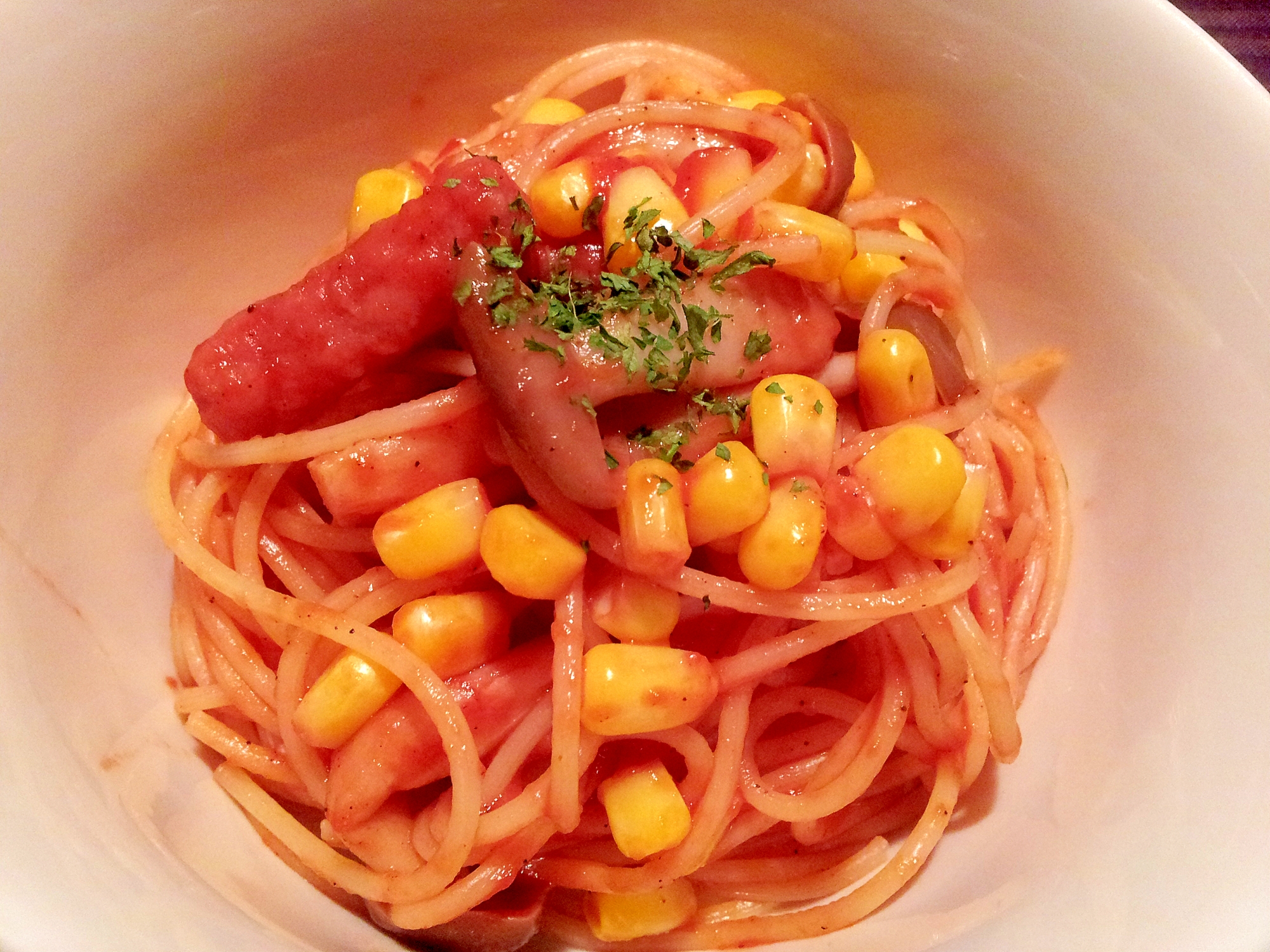 白色の皿に盛られた早ゆでパスタでお弁当用ナポリタン