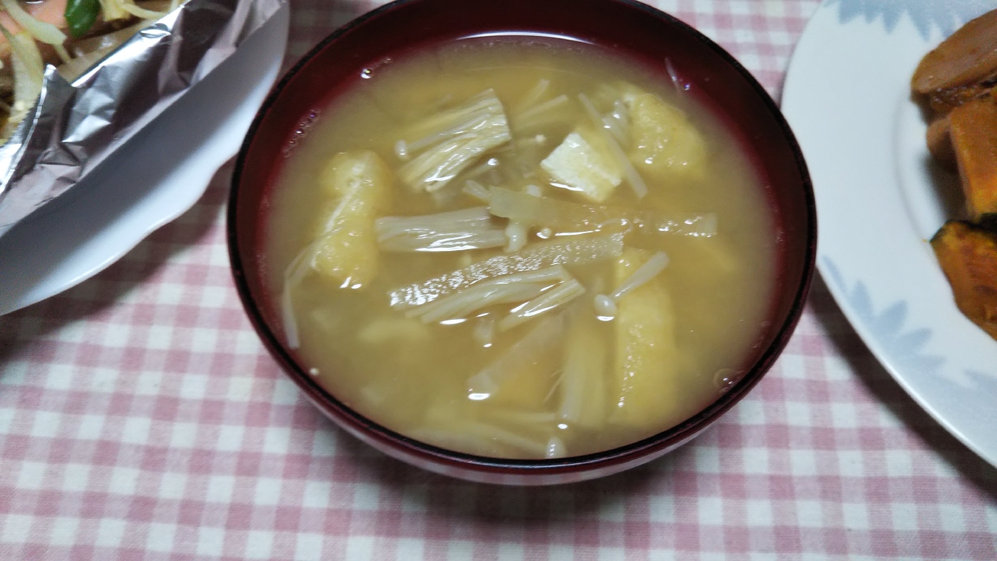 昆布と煮干しだしで♪大根とえのきと油揚げの味噌汁☆