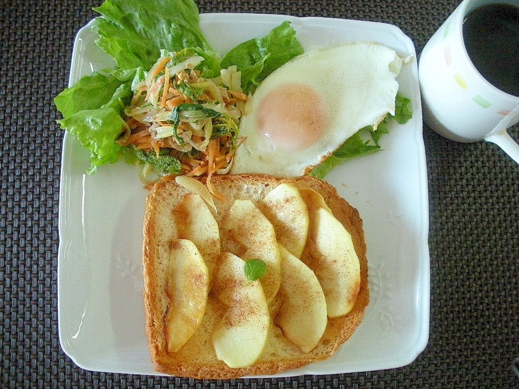 ツナサラダと林檎ココナッツオイルトーストと目玉焼き