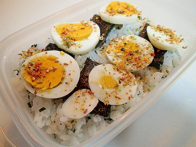 お弁当　海苔とゆで卵のわかめご飯