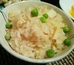春の味覚をＷで味わう、タケノコ豆ご飯