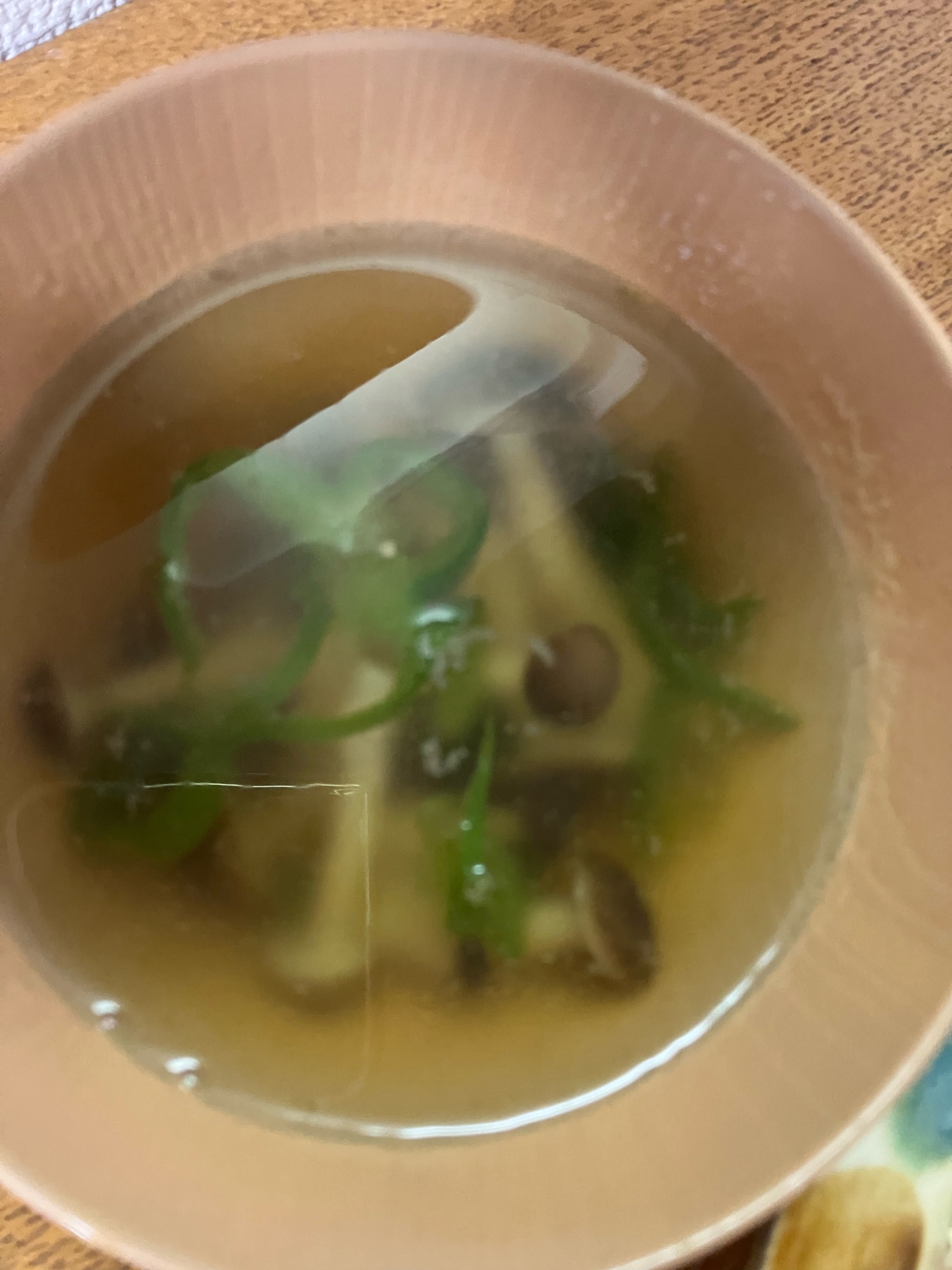 しめじとピーマンの鶏がらスープ