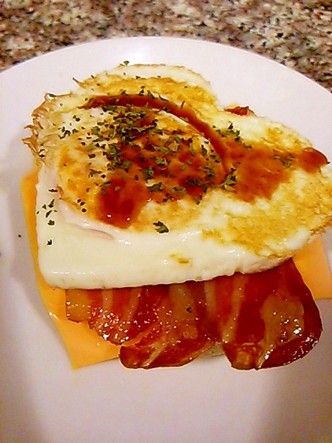 カリカリベーコンと目玉焼きのナッツマフィン